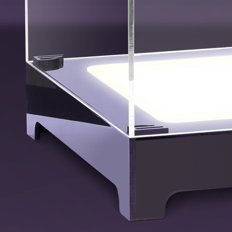 Acrylicshowcasewlight04closeupforweb 67d1d3dd 4792 453e a4fb 8576b9ed023c